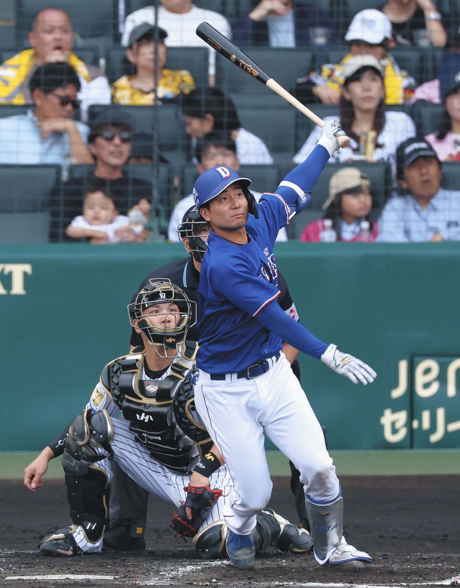 阪神―中日　2回表1死一塁、石伊が左越えに2ランを放つ。捕手伏見