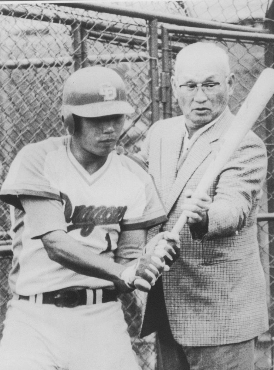 思いもよらぬ打撃の神さま、川上哲治氏からコーチを受ける藤王康晴 =浜松市営球場で=