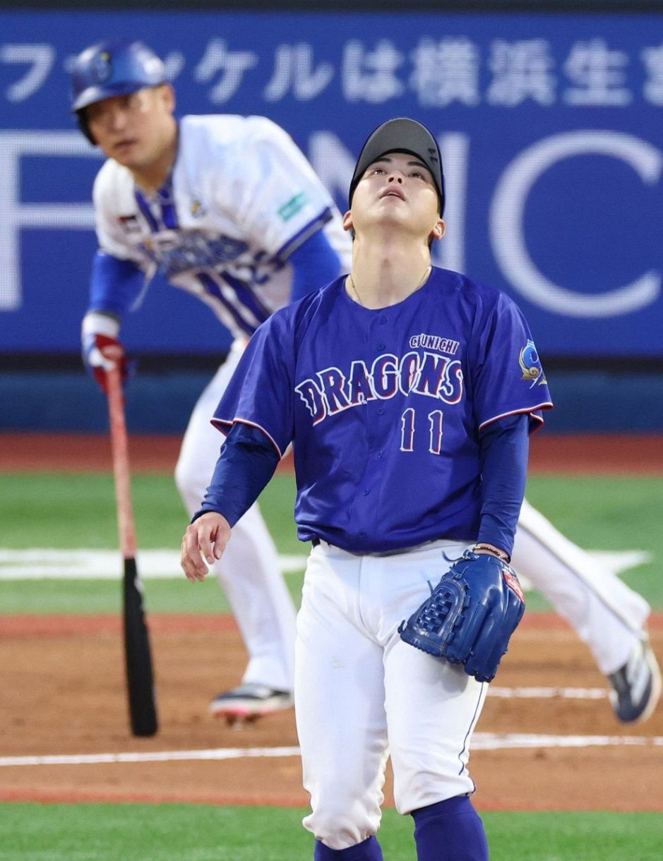 １回裏無死一、三塁、筒香に先制打を許す中西 