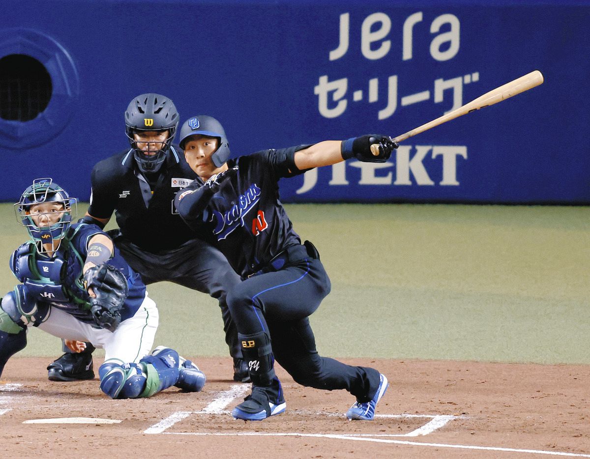 中日―ヤクルト　１回裏２死二、三塁、福元が左前２点打を放つ