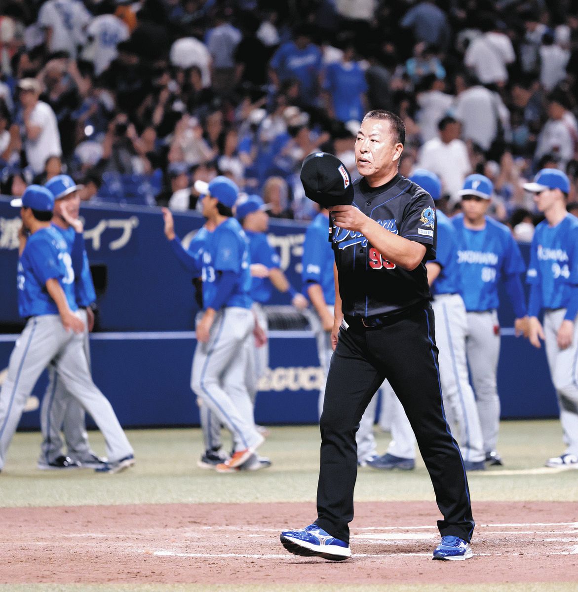 ＤｅＮＡに敗れ、引き揚げる井上監督