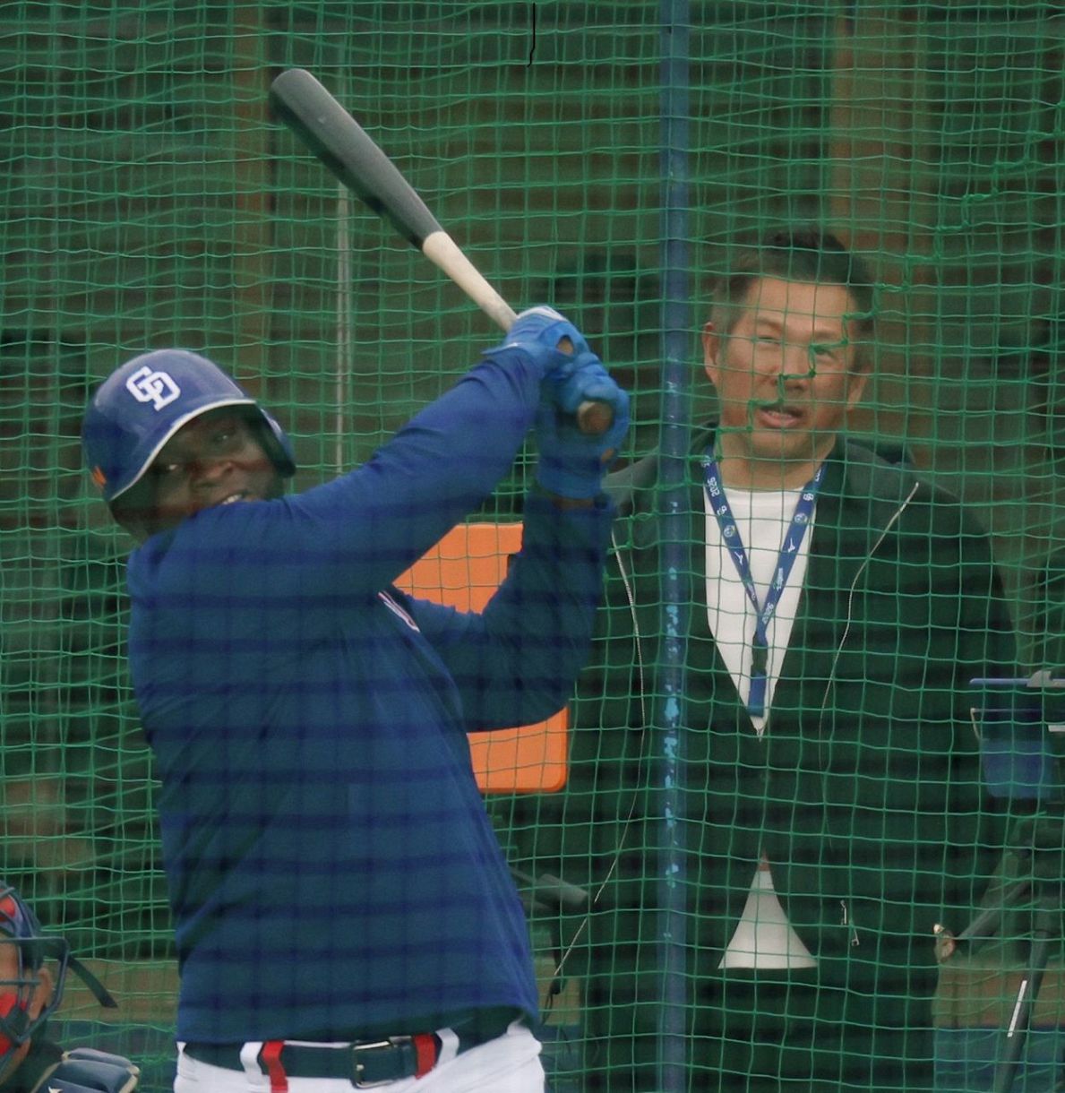 今年2月、キャンプでサノーを見守る山崎武司さん