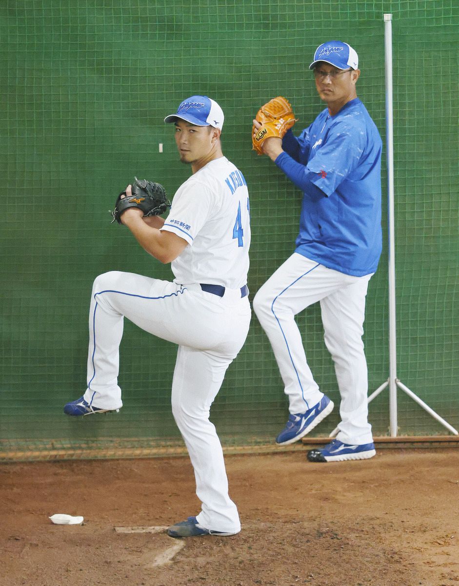 ブルペンで、大塚巡回投手・育成コーチ（奥）が見る中、投球練習する勝野