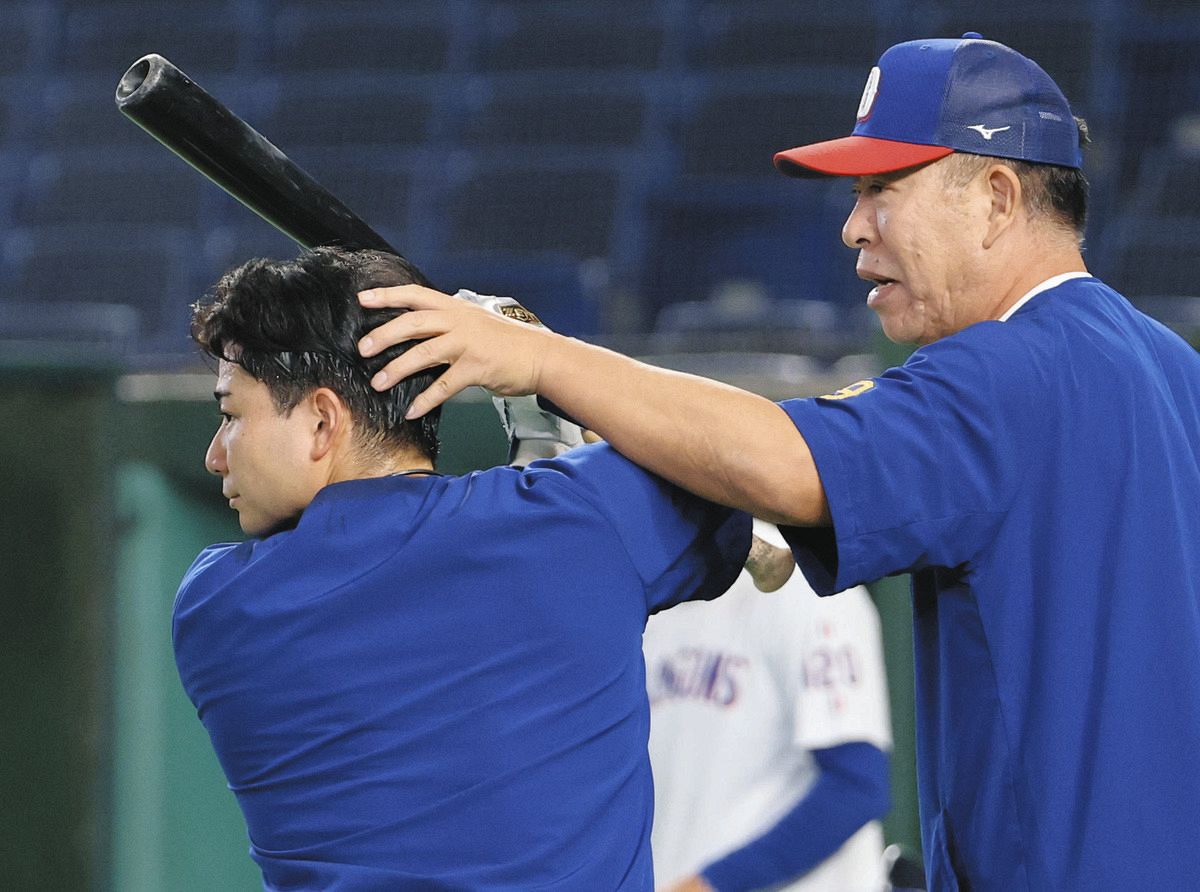 石伊（左）に打撃指導する井上監督