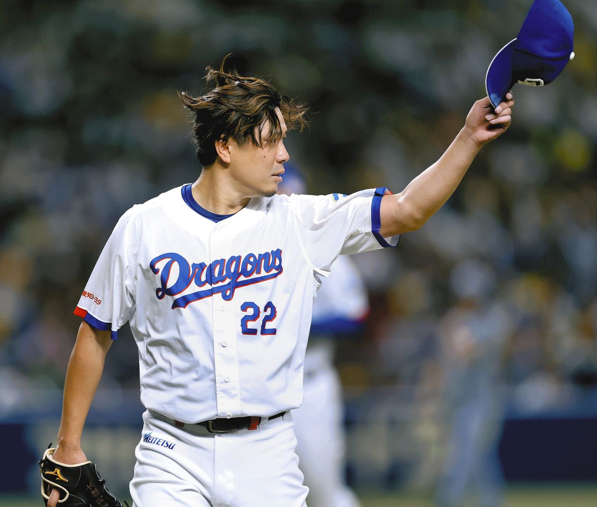 5回表を投げ終え、ベンチへ戻る大野