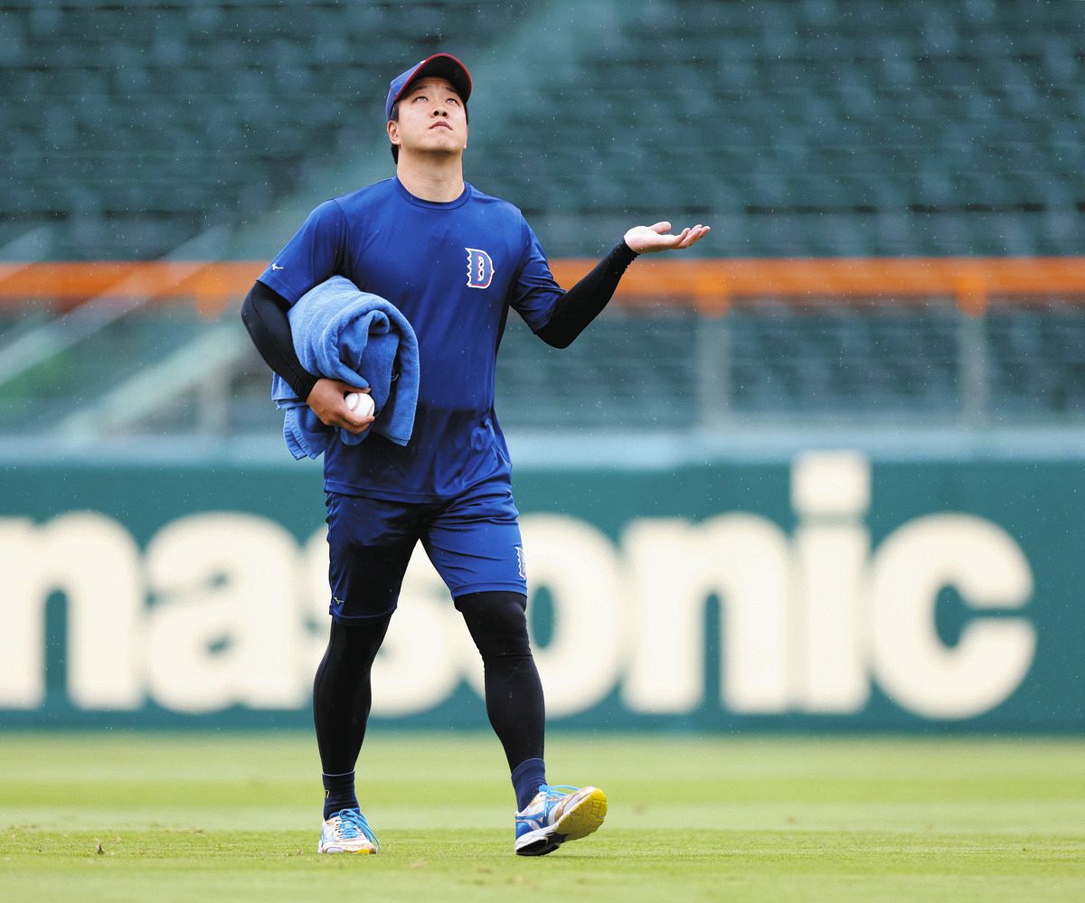 阪神戦が雨天中止となり、空を見上げる柳