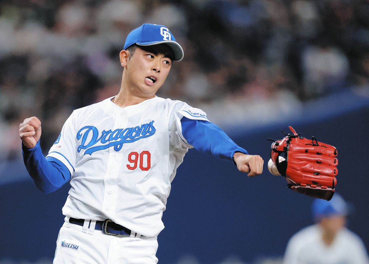 中日―ヤクルト　９回表２死、村上の打球にグラブを出す松山