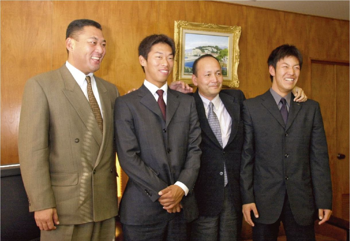 中日ドラゴンズ・近藤スカウト（左端）児玉編成本部長（右から２人目）のドラフト指名挨拶を受け、笑顔の河合楽器・山井投手（左から２人目）と久本投手＝２００１年11月22日、浜松市の河合楽器本社で
