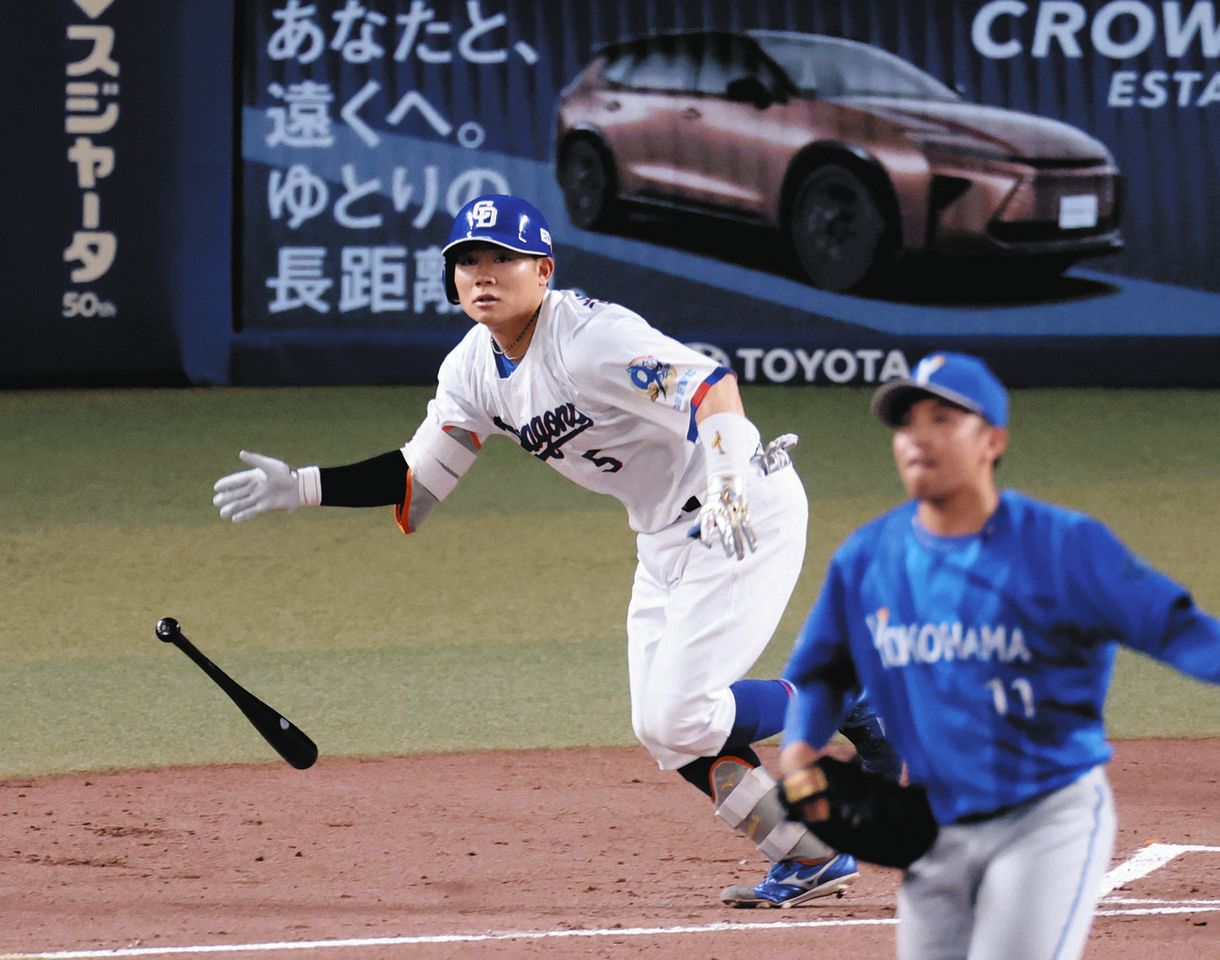 ２回裏２死三塁、村松が先制の右中間三塁打を放つ。投手東