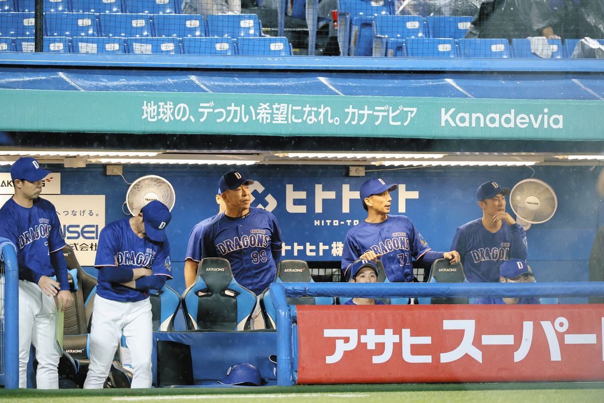 10回、グラウンドを見る井上監督（左から3人目）ら