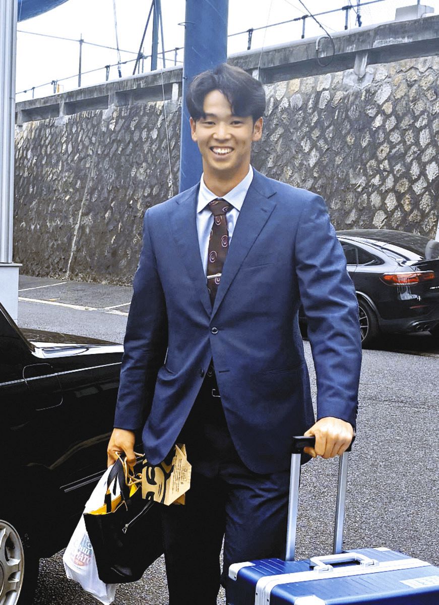 関東遠征から帰寮した花田＝ナゴヤ球場で