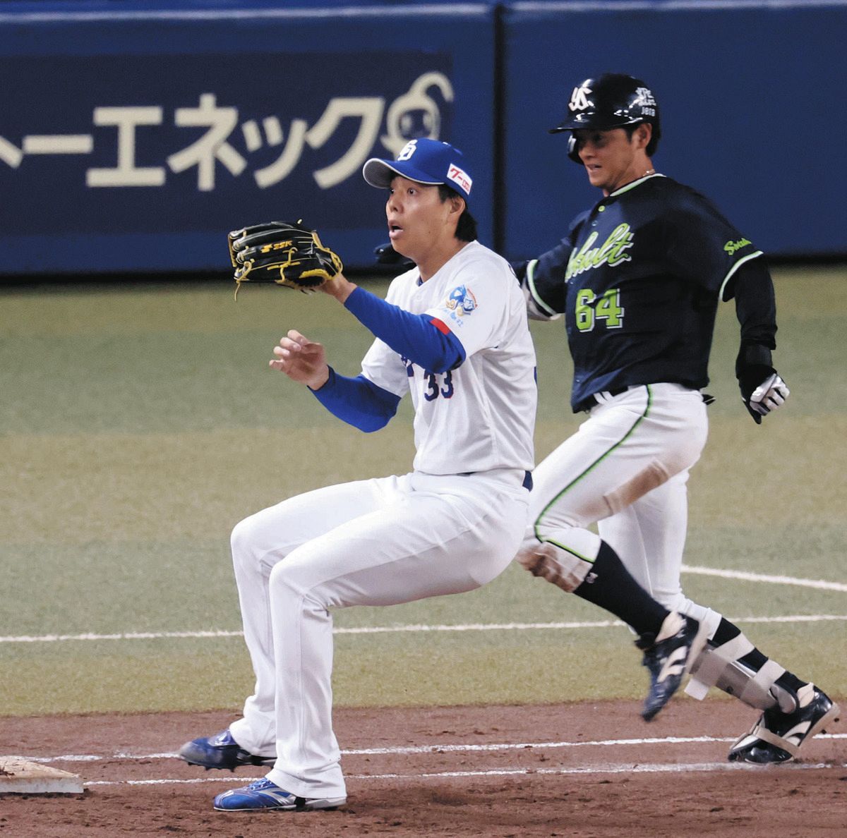 8回表2死二、三塁、岩田に二塁2点内野安打を許した杉浦