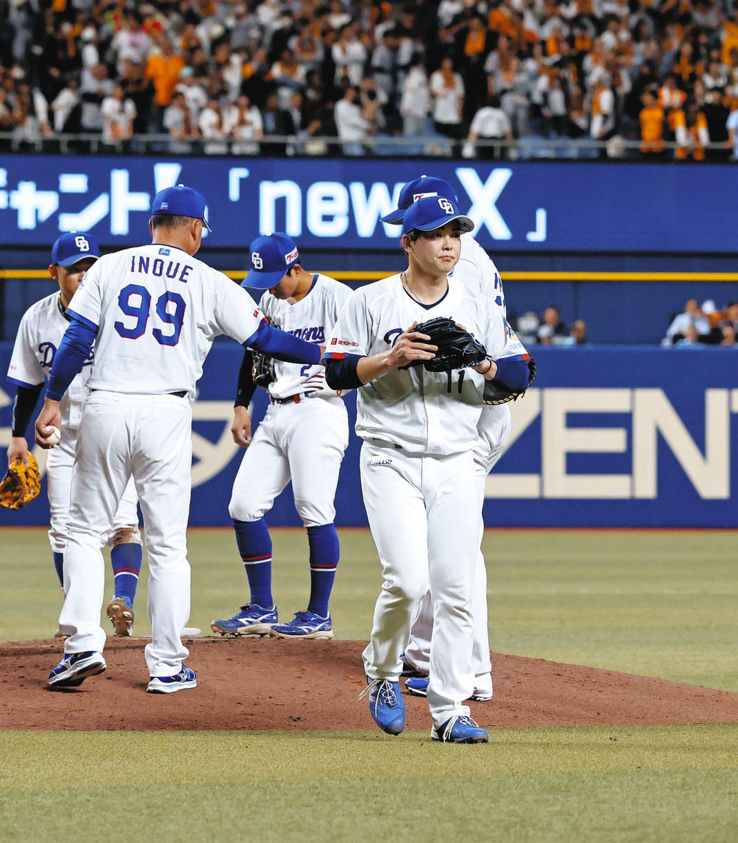 中日―巨人　６回表、井上監督（９９）にボールを渡し、マウンドを降りる中西＝バンテリンドームナゴヤで（今泉慶太撮影）
