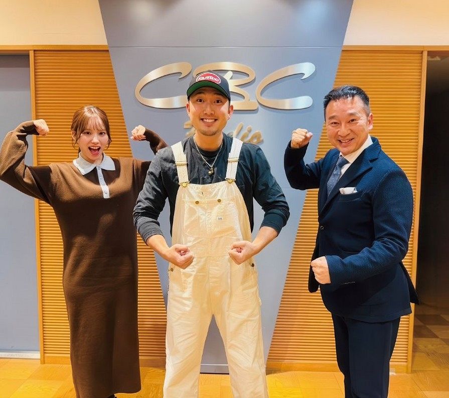 ラジオ番組「ドラ魂キング」で藤嶋(中央)、タレントの安藤渚七さんとスリーショット(筆者提供)