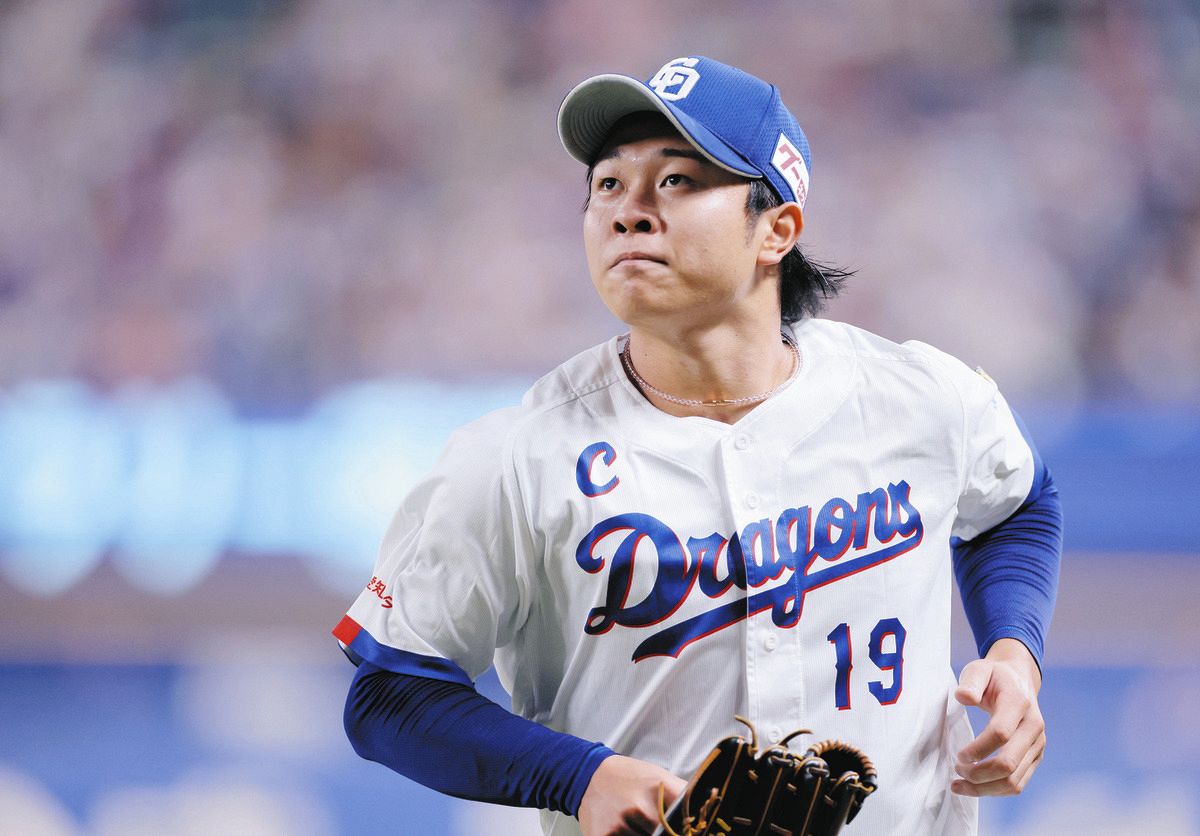 ５回を投げ終え、ベンチへ戻る高橋宏