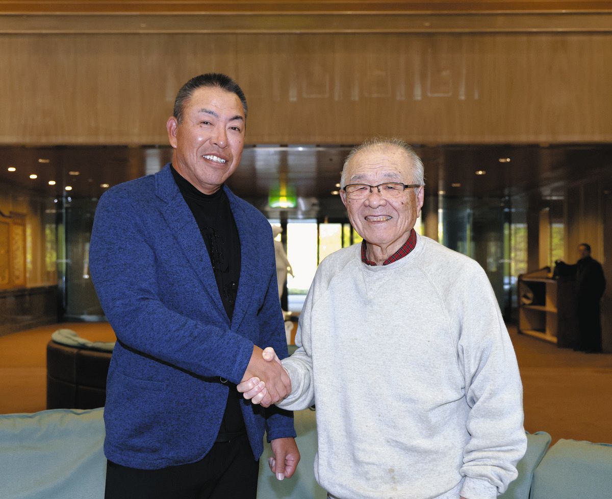ゴルフコンペを終え握手する井上監督（左）と法元英明さん