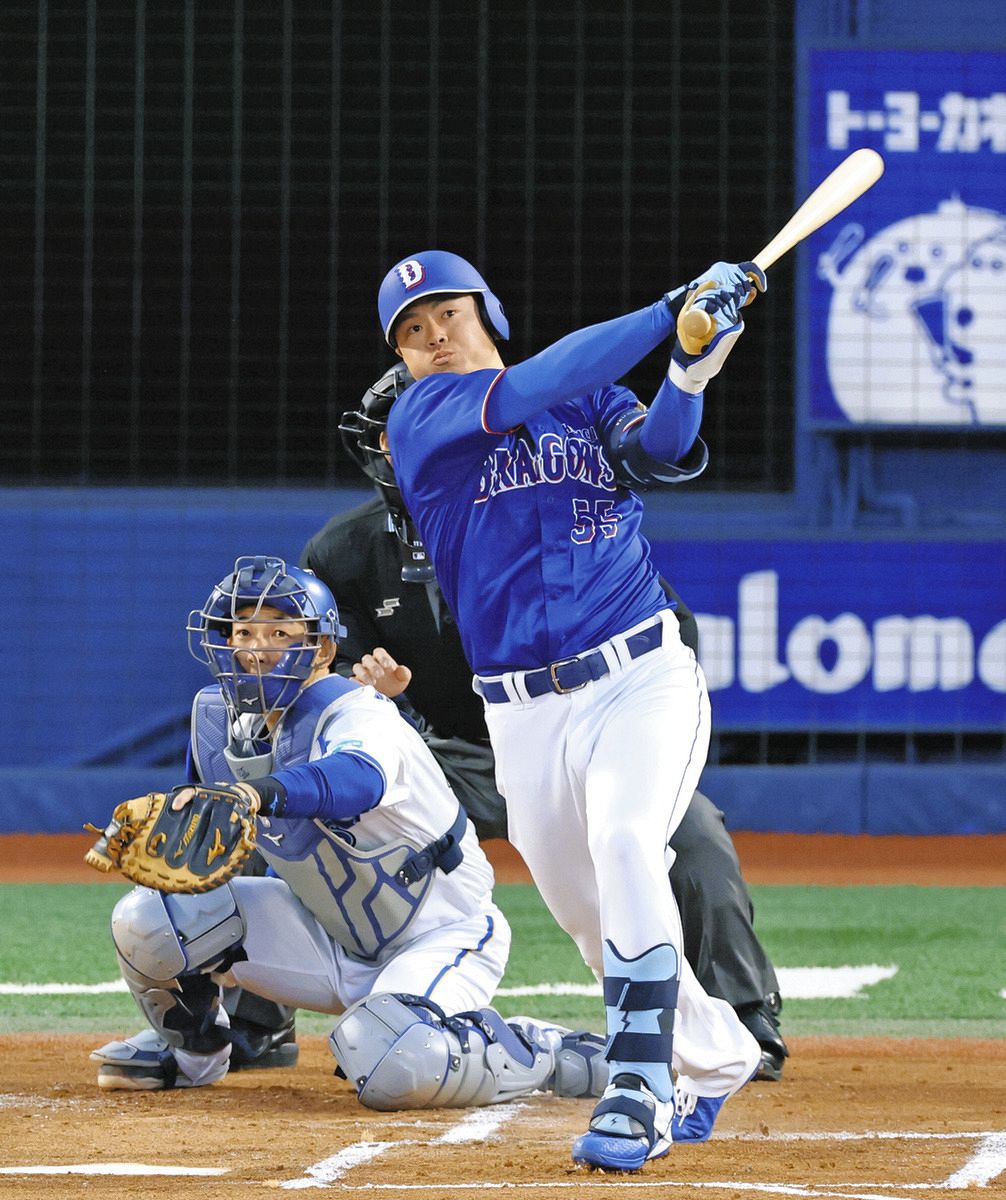 DeNA―中日　1回表2死三塁、細川が先制の左越え2ランを放つ。捕手山本