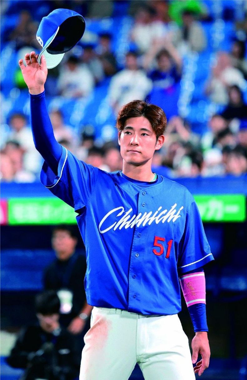 ヒーローインタビューを終え、声援に応える上林＝９月23日、神宮球場で