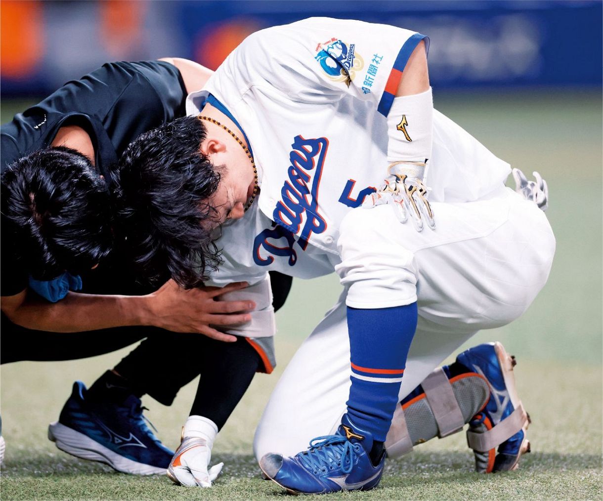 巨人戦で死球を受け、うずくまる村松＝8月15日、バンテリンドームナゴヤで