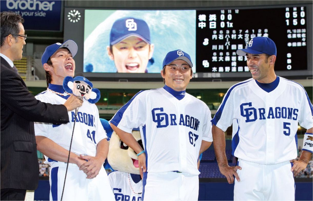 プロ野球新記録の５試合連続無失点勝利にお立ち台で絶叫する浅尾と笑顔の高橋、和田＝２０１０年７月２０日、ナゴヤドームで
