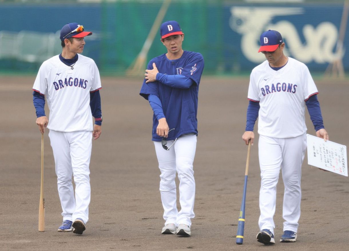 グラウンドに姿を見せた福永（中）
