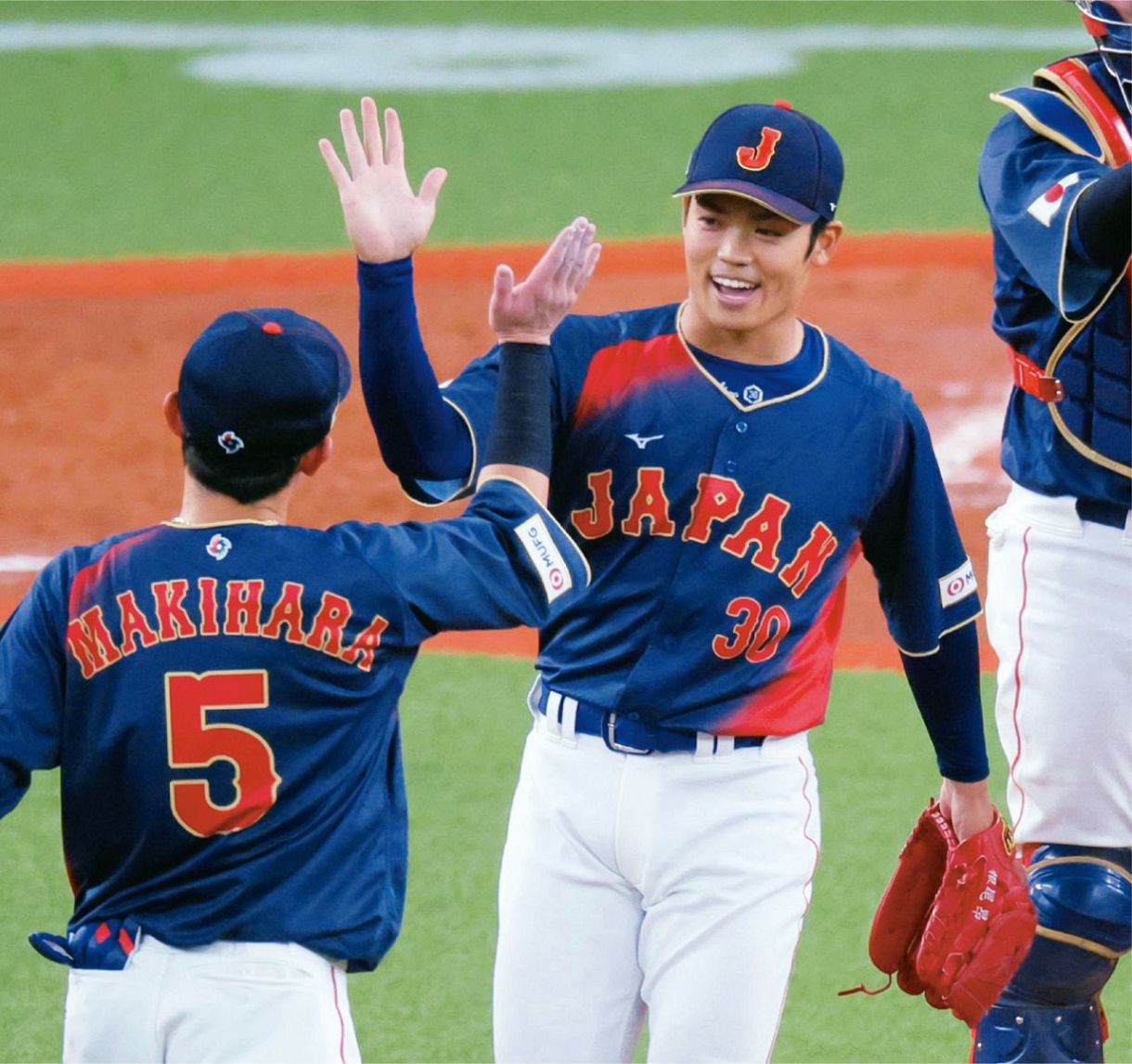 阪神─日本代表　1点リードの9回を三者凡退に抑え笑顔の日本代表・根尾昂
