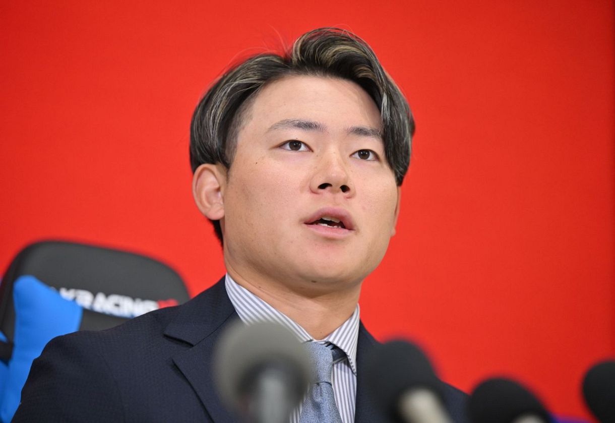 契約更改し記者会見する村松