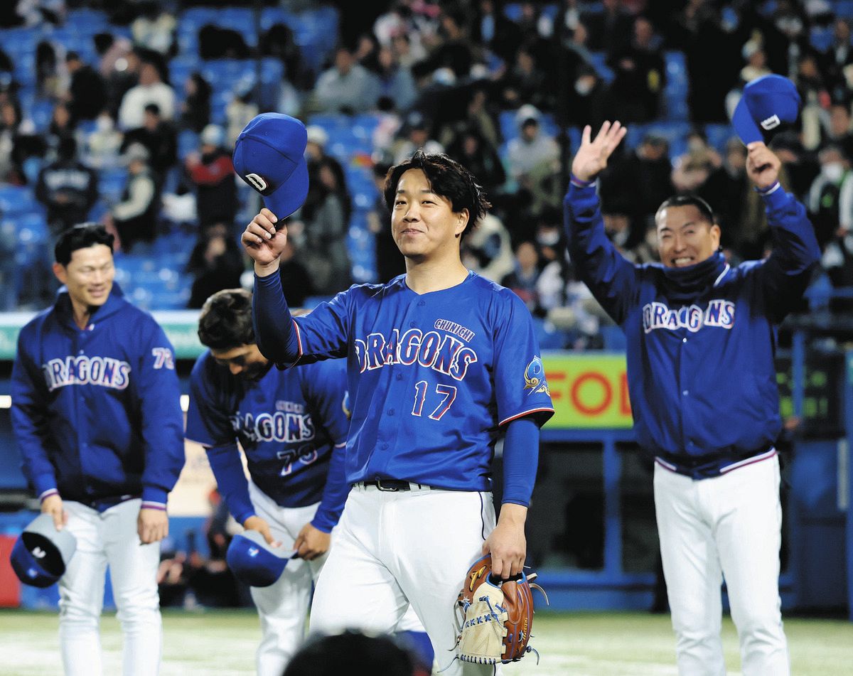 ヤクルトに勝利し声援に応える柳（中央）。右端は井上監督
