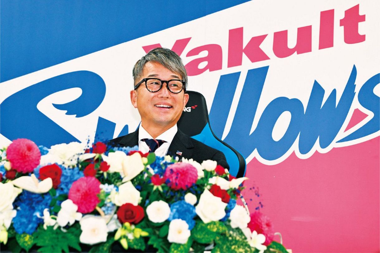 爽やかな笑顔で引退会見するヤクルト・石川＝９月２日、東京都港区で（七森祐也撮影）