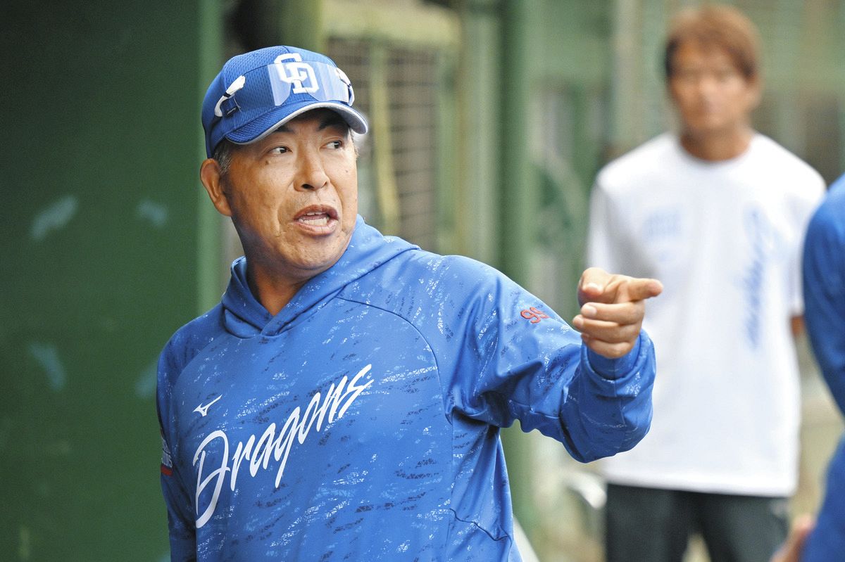 試合後、ナインを前に話す井上監督