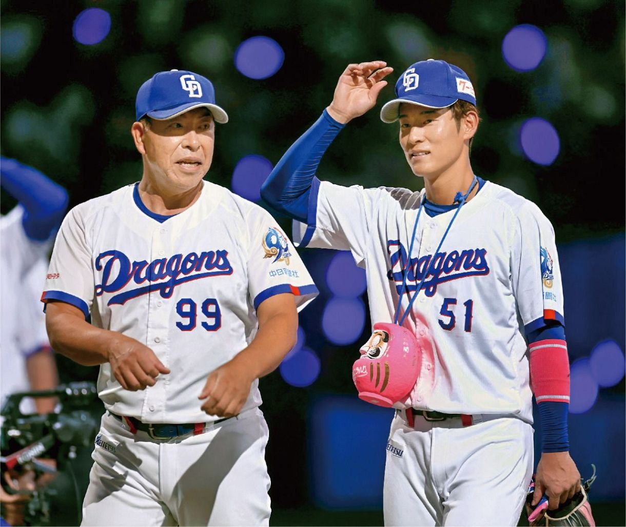 阪神に勝利し、上林と話す井上監督＝８月２５日（大橋脩人撮影）、いずれもバンテリンドームナゴヤで