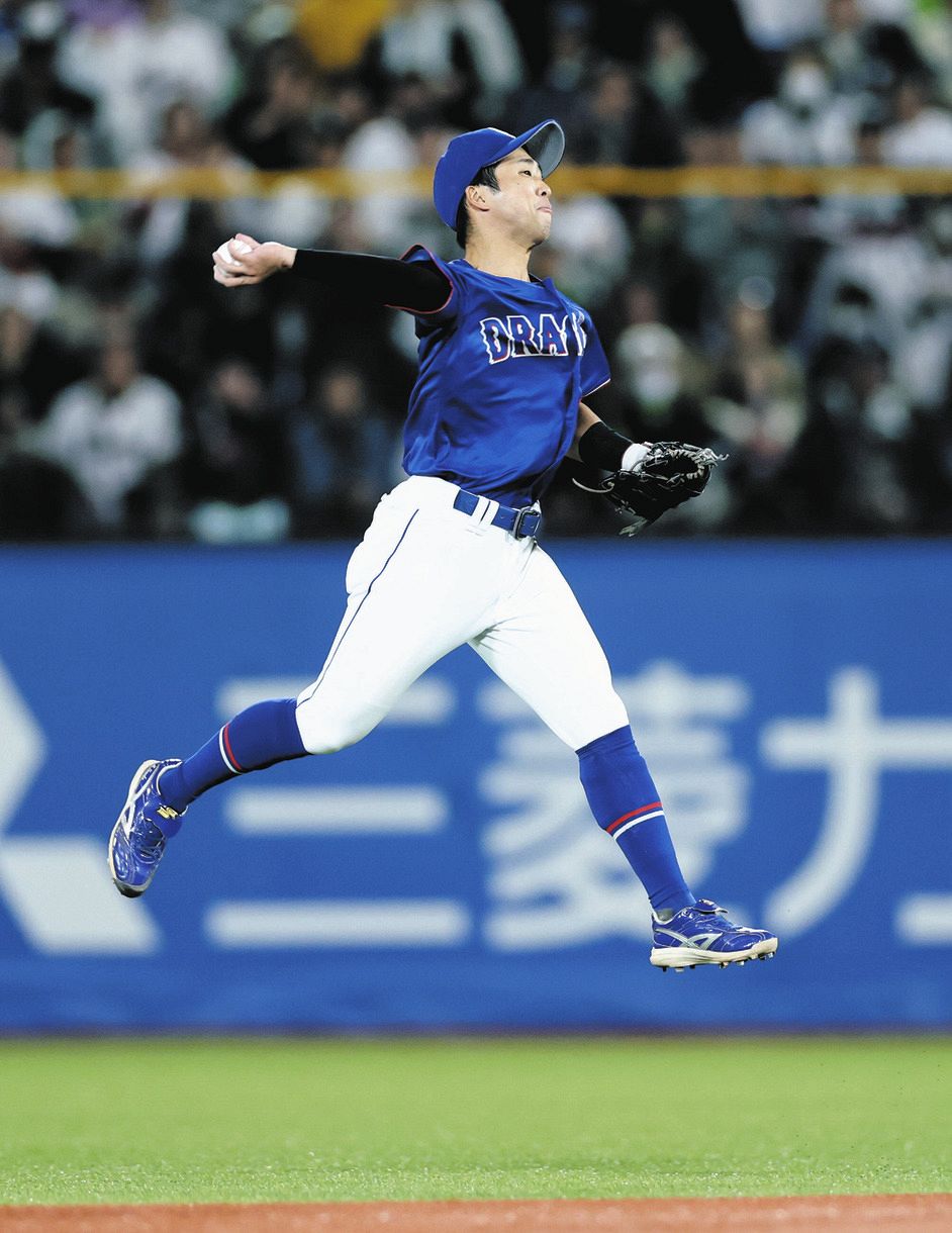 8回裏1死、代打宮本の二ゴロを好捕し一塁へ送球する田中