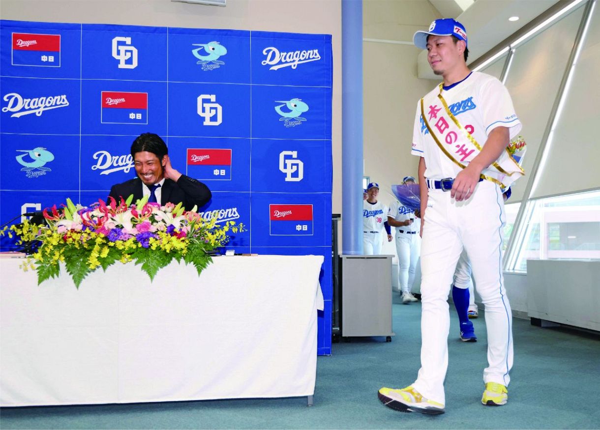 花束贈呈の前には大野がタスキを着けて登場した=9月5日、バンテリンドームナゴ