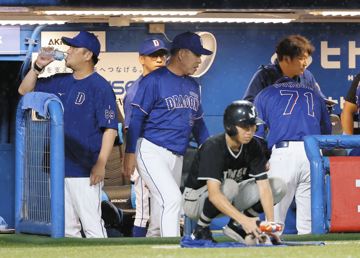 グラウンド不良で試合終了。引き揚げる井上監督（中央）ら