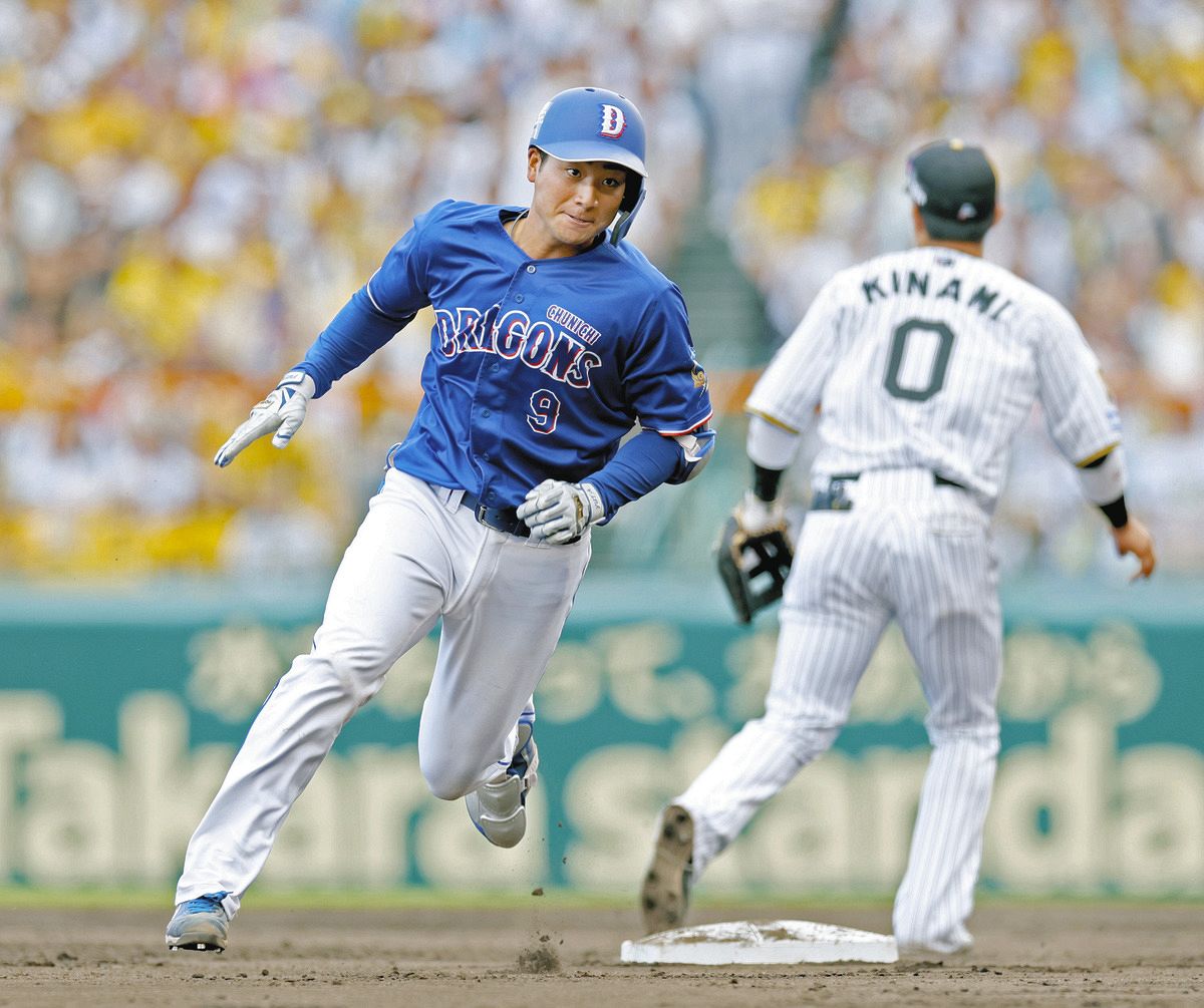 ４回表無死、右中間三塁打を放ち、三塁へ向かう石伊。右は遊撃手木浪