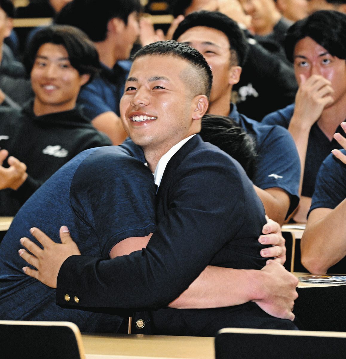 中日から３位指名を受け、ナインに祝福される亜細亜大の前嶋藍
