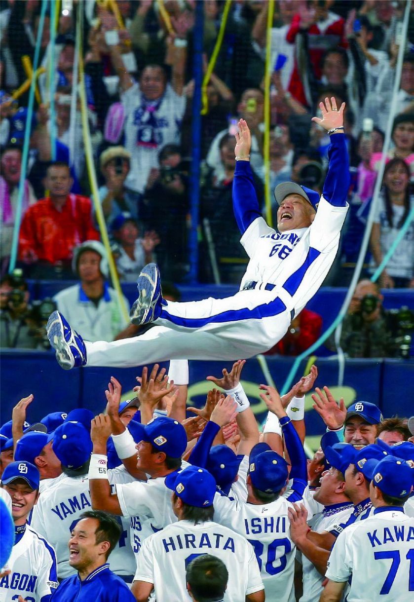 日本ハムを倒して日本シリーズを制覇。胴上げで宙を舞う中日の落合監督＝いずれも２００７年１１月１日、ナゴヤドームで