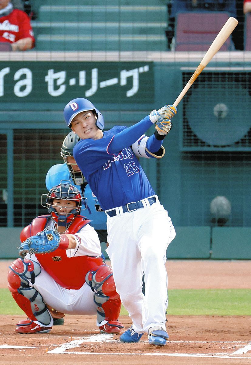 ２回表１死、石川昂が左越えに先制ソロを放つ