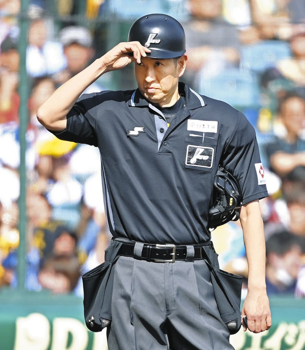 ヘルメットをかぶり、試合に臨む原球審（中嶋大撮影）
