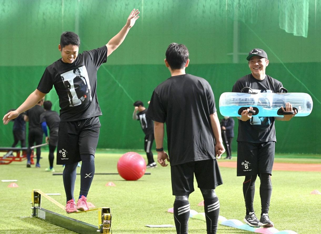 バランス感覚を鍛える根尾㊧と大島