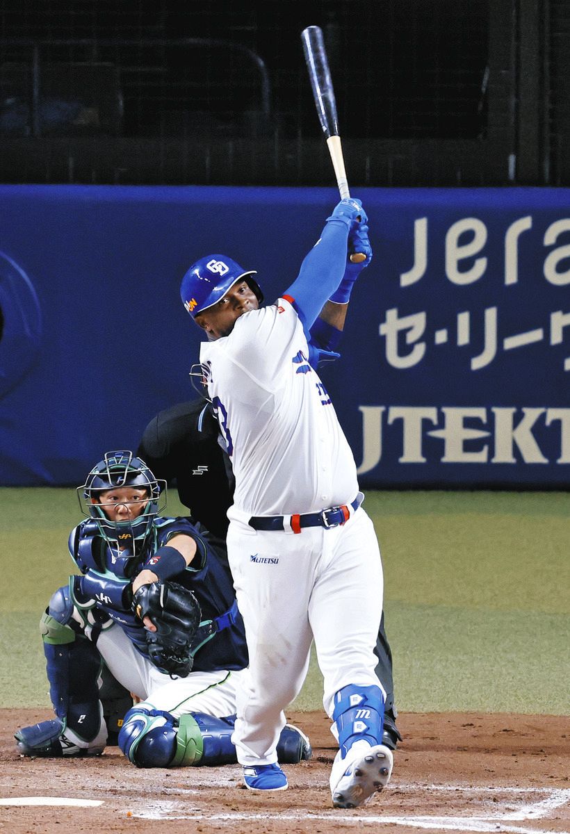 中日―ヤクルト　２回裏無死一塁、サノーが左越え２ランを放つ