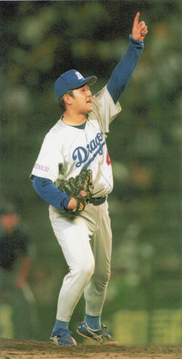 19勝目を挙げた中日・野口茂樹＝1999年10月5日、甲子園球場で