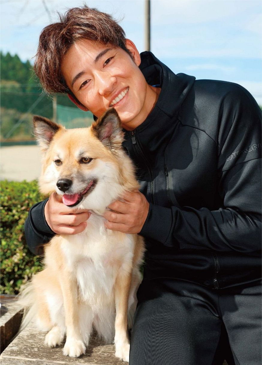 学法石川高野球部、佐々木順一朗監督の愛犬ゼクサをかわいがる上林