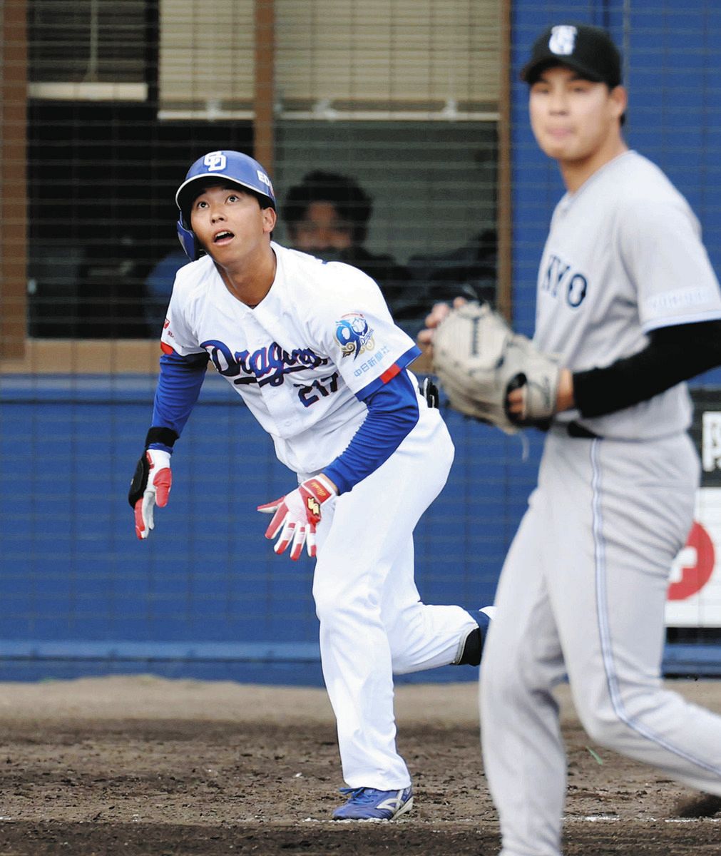 ９回裏１死、巨人・田和から中前打を放つ三上