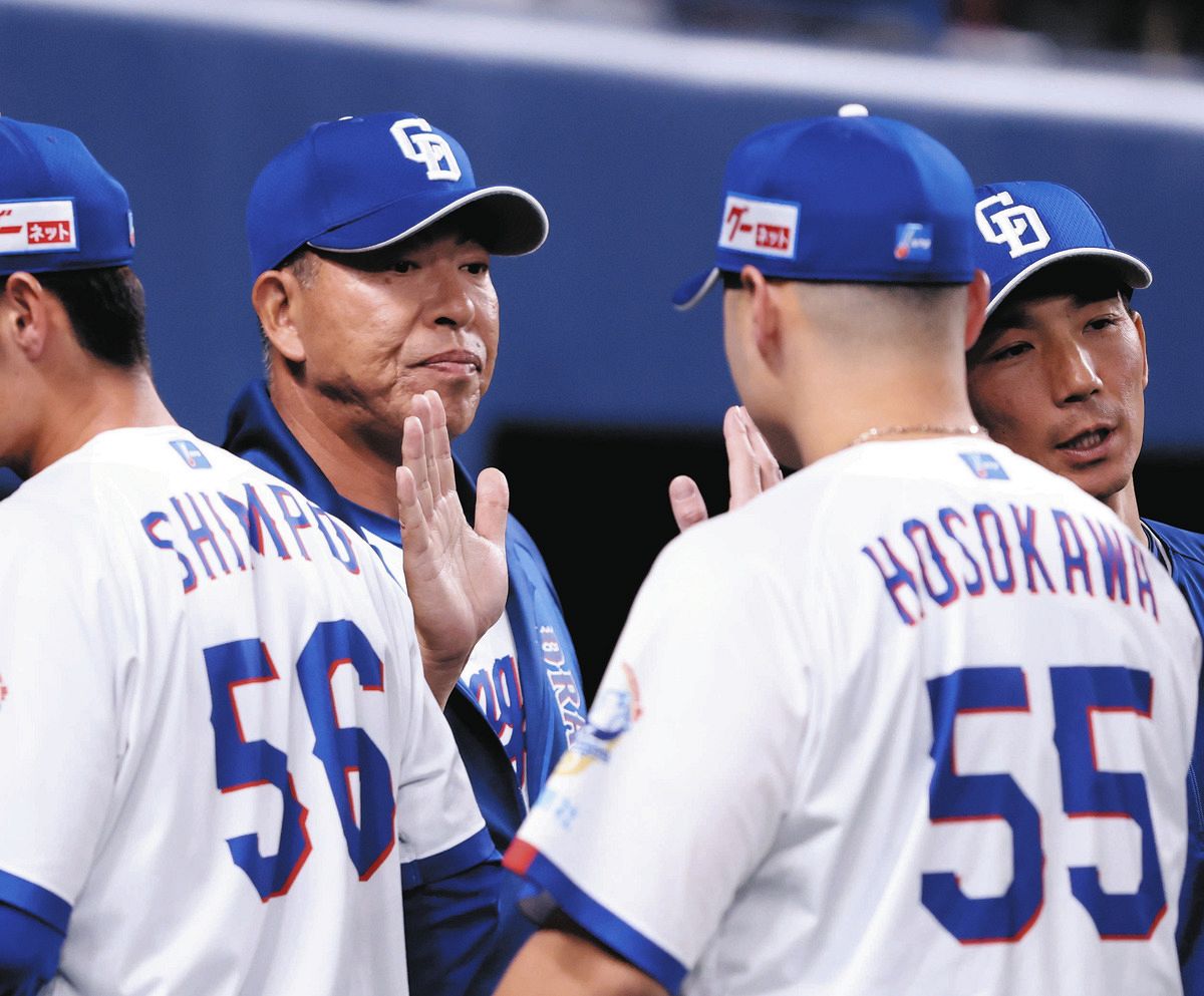 ＤｅＮＡに勝利し、細川とタッチを交わす井上監督