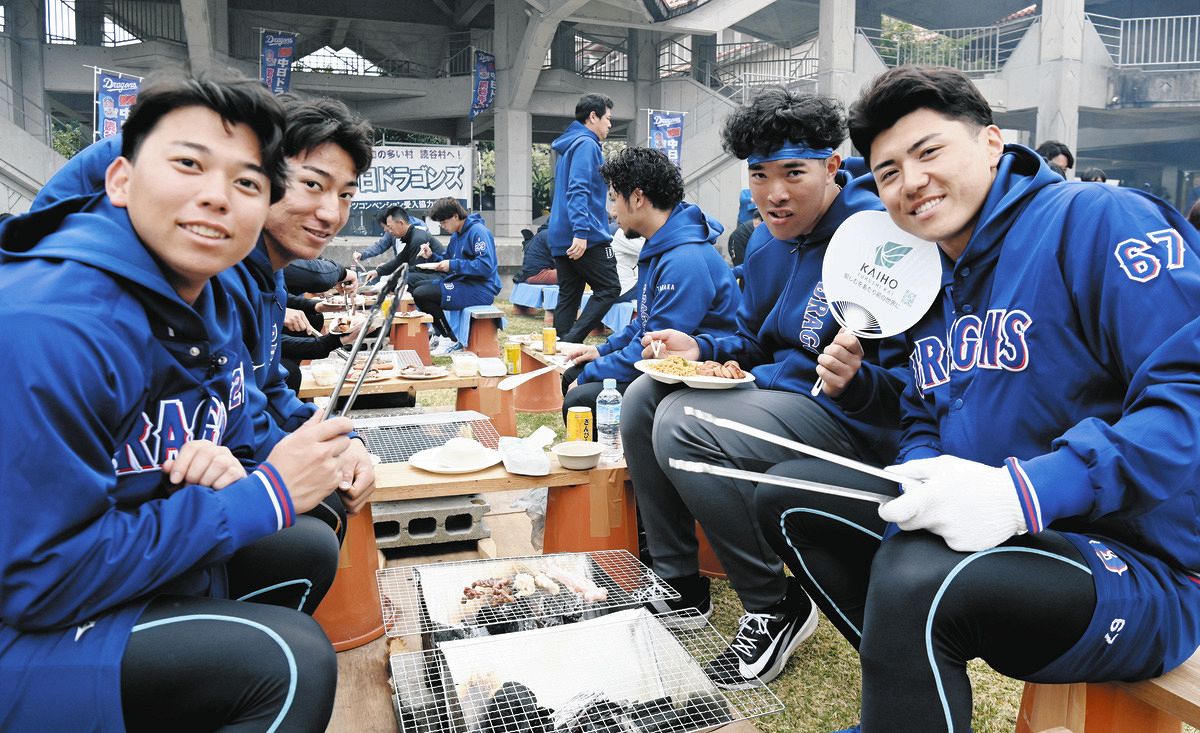 牛パーティーを楽しむルーキー。左から三上、石川大、篠崎、能戸