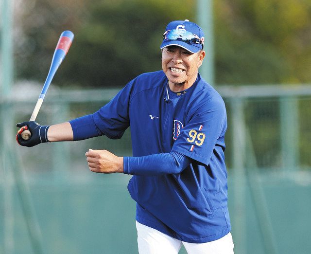 ノックする井上監督