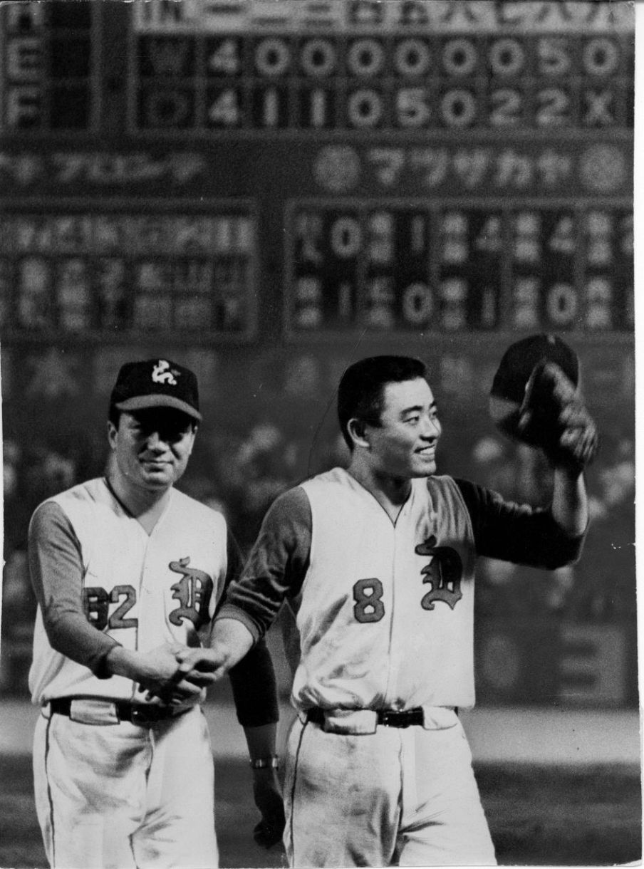 中日×大洋１５回戦　一試合２ホーマーを放ち、本多逸郎・代理監督と握手を交わしながら帽
子を振ってファンの祝福にこたえる江藤慎一＝中日球場（昭和４３年７月１３日）