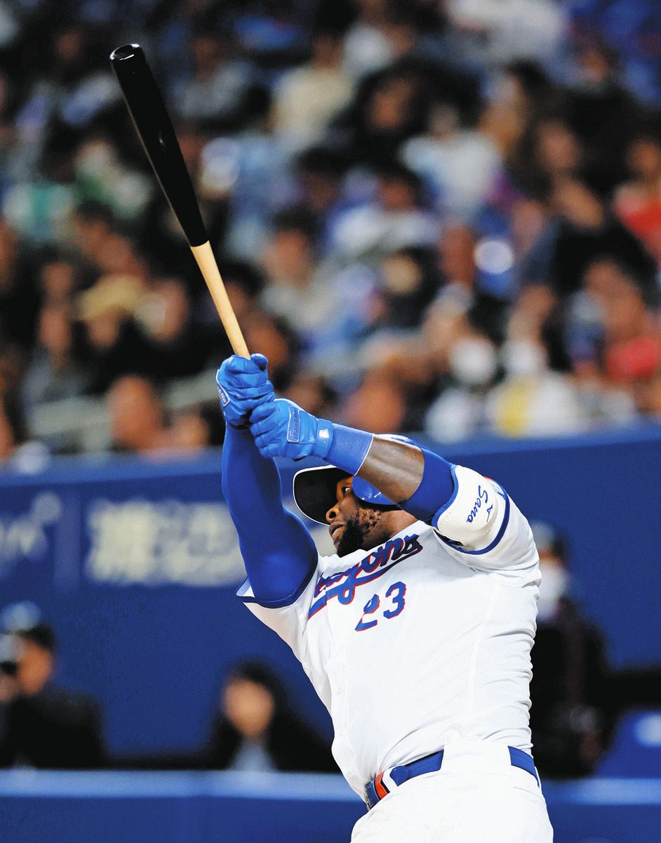 ６回裏１死一塁、サノーが右越え２ランを放つ