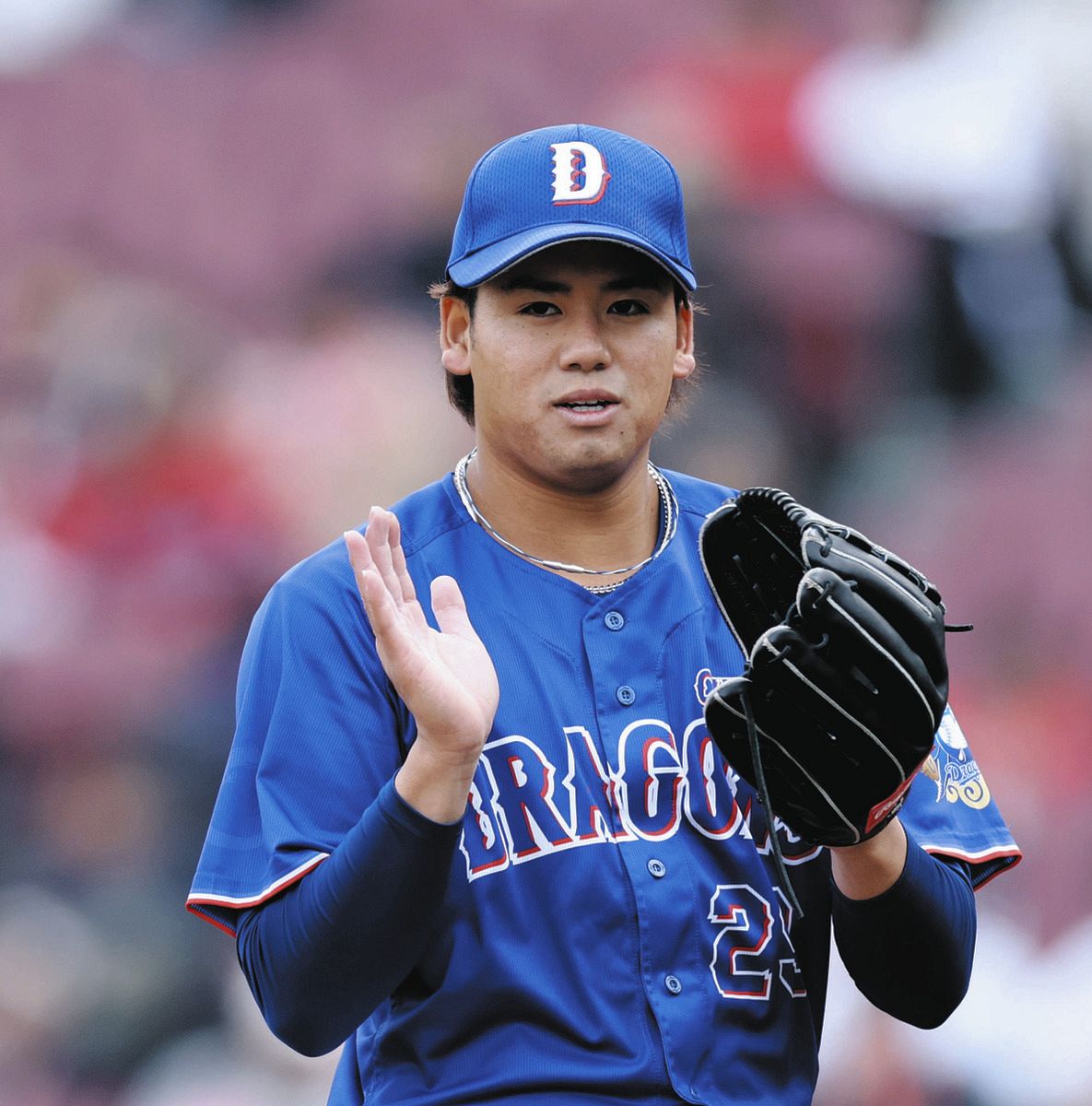 ３回裏を無失点としグラブをたたく松木平